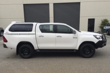 Кунг SJS Toyota Hilux REVO 2015+ белый перламутр (070) сдвижные окна STD-TOYRV-SL-070