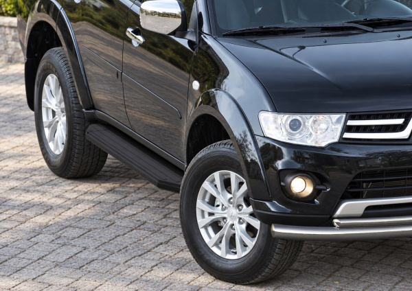 Фото изделия: Порог-площадка Premium-Black A173ALB + комплект крепежа Rival Mitsubishi Pajero Sport A173ALB.4003.1 — изображение 1