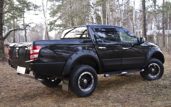 Накладки на задние фонари Mitsubishi L200 2015- REM-101300