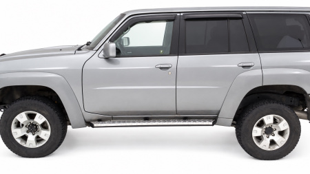 Установка на автомобиле: Пороги силовые OJ Nissan Patrol Y61 2004- 5d 05.310.01