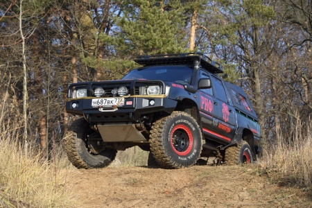 Бампер передний с доп. фарами и защитной дугой РИФ Toyota Hilux 1983-1997  RIF106-10350