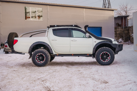 Накладка подсветки порогов Mitsubishi L200 2006-2015 цельная ступень STC-ML200/06-S-C1-led