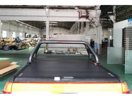 Крышка рольставни с черной дугой ROLLER LID на Toyota Hilux Revo (2015-2019) -394383