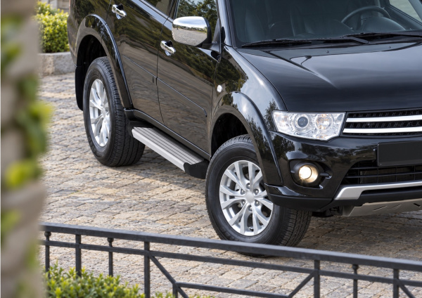 Фото изделия: Порог-площадка Silver F173AL + комплект крепежа Rival Mitsubishi Pajero Sport 2008-2016 F173AL.4003.1 — изображение 1