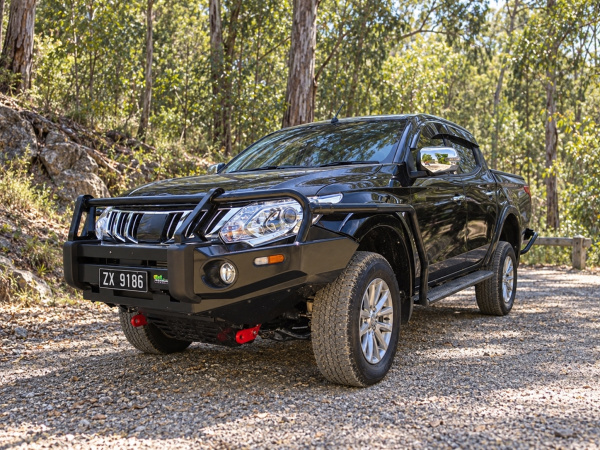 Mitsubishi с подвеской Ironman — вид спереди
