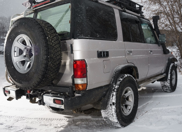 Калитка в штатный бампер Toyota Land Cruiser 76 с квадратом под фаркоп STC-TLC76-G