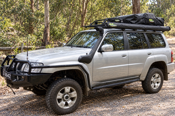 Оборудование Ironman на автомобиле: Пороги (подножки) с защитой крыльев для Toyota Hilux 2005-2014 Ironman SSR001