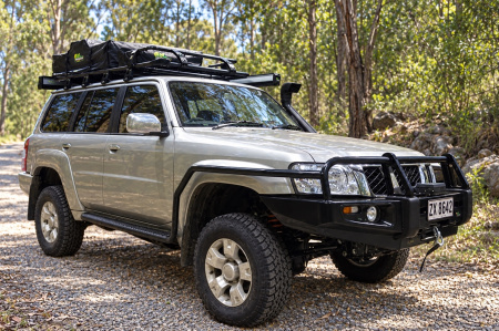 Оборудование Ironman на автомобиле: Пороги (подножки) с защитой крыльев для Toyota Hilux 2005-2014 Ironman SSR001