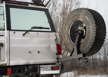 Калитка в штатный бампер Toyota Land Cruiser 76 с квадратом под фаркоп STC-TLC76-G